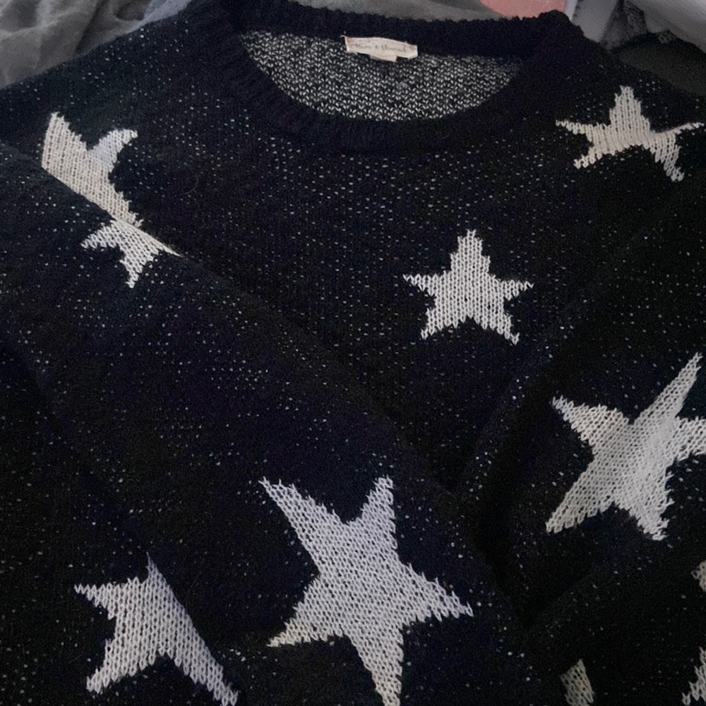 super cute black and white stary sweater!